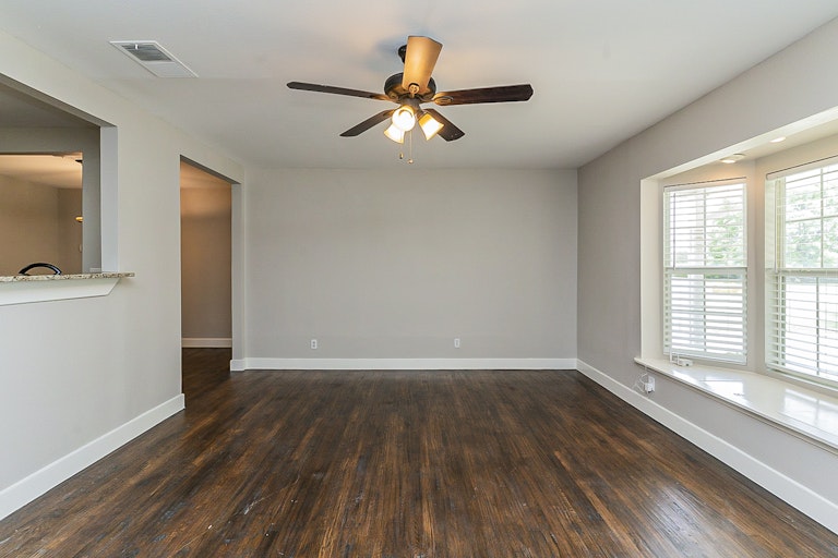 Photo 16 of 21 - 2812 E Ln, Fort Worth, TX 76116