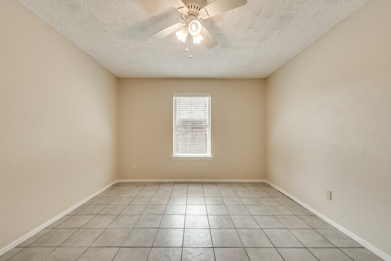 Photo 18 of 28 - 925 Old Mill Cir, Irving, TX 75061