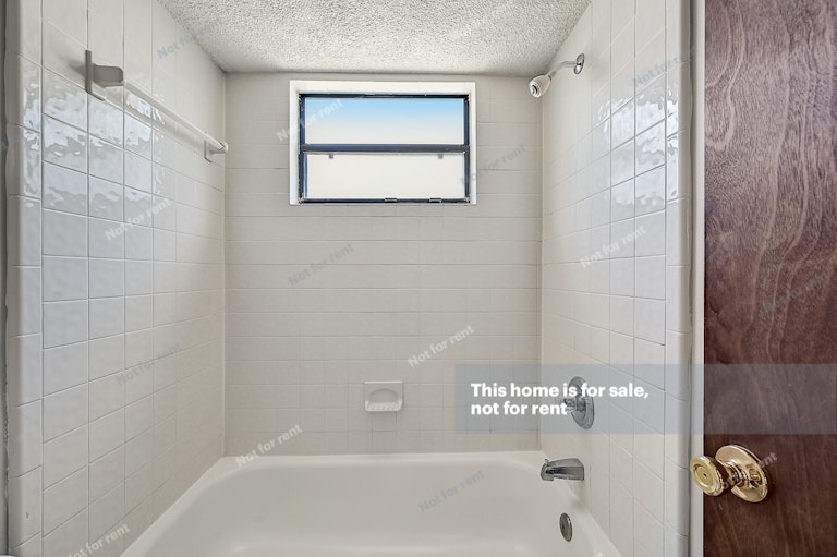 Photo 30 of 32 - 8460 Rockridge Dr, Jacksonville, FL 32244