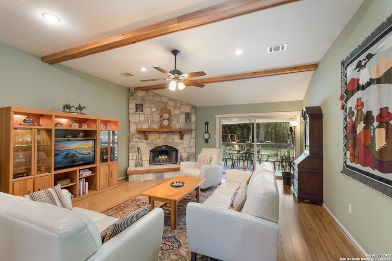 Photo 11 of 28 - 6634 Country View Ln, San Antonio, TX 78240