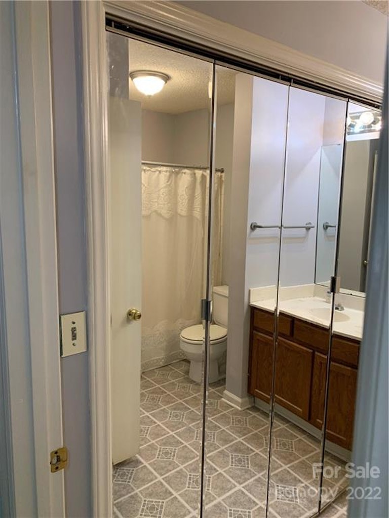 Photo 15 of 32 - 6055 Treetop Ct, Charlotte, NC 28212