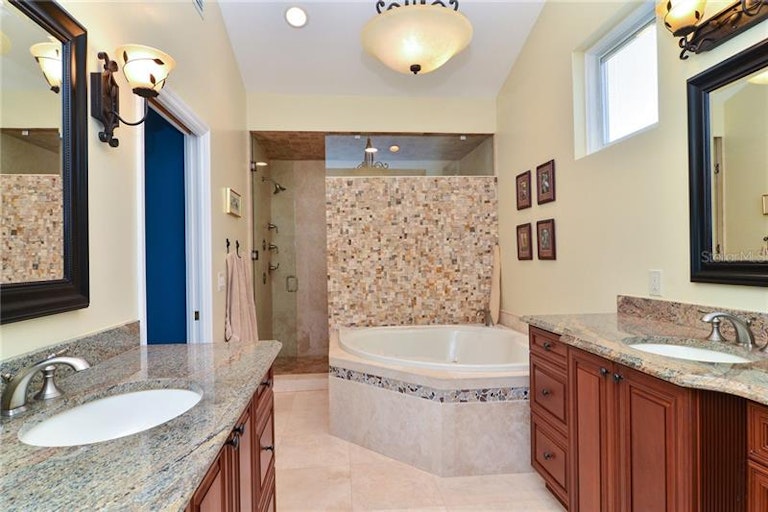 Photo 16 of 25 - 329 Bayview Dr NE, Saint Petersburg, FL 33704