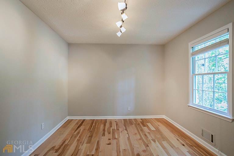 Photo 13 of 26 - 4695 Brandon Acres Ln, Buford, GA 30519