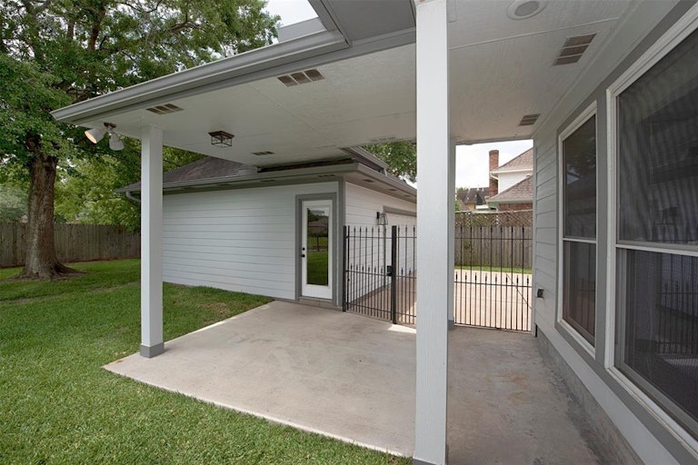 Photo 38 of 42 - 15806 Brook Forest Dr, Houston, TX 77059