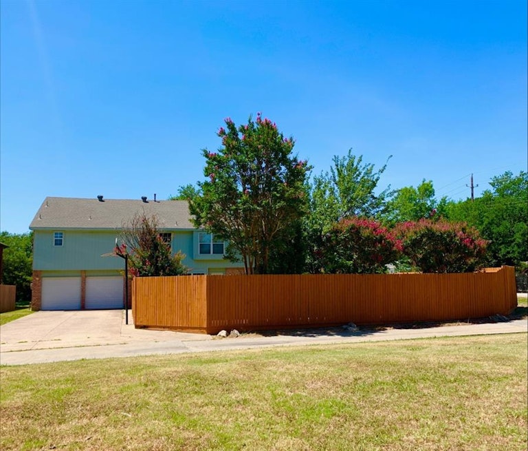 Photo 13 of 38 - 801 Forest Edge Ln, Wylie, TX 75098