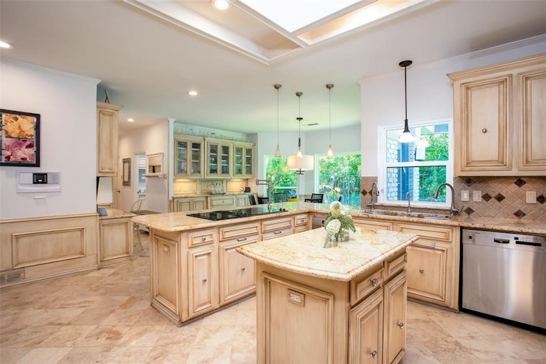 Photo 11 of 27 - 6015 Twin Coves St, Dallas, TX 75248