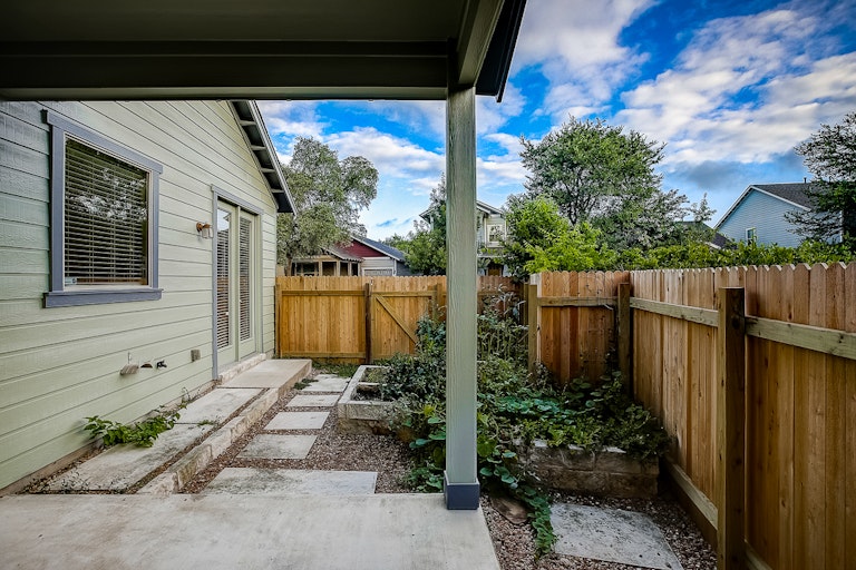 Photo 9 of 36 - 2620 Lightfoot Trl, Austin, TX 78745
