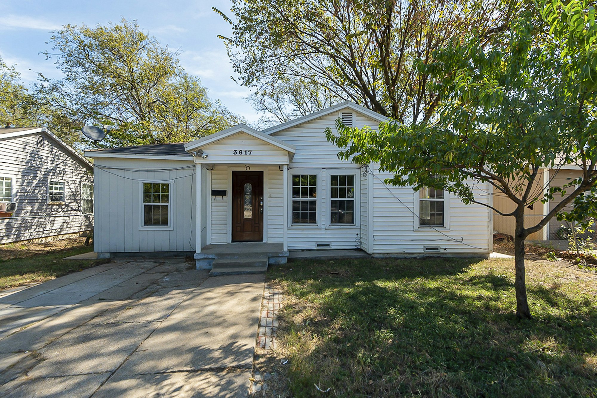 Photo 1 of 18 - 3617 Stanley Ave, Fort Worth, TX 76110