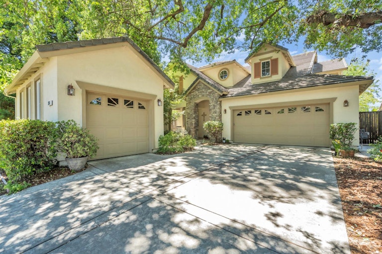 Photo 1 of 35 - 350 Westlake Dr, West Sacramento, CA 95605