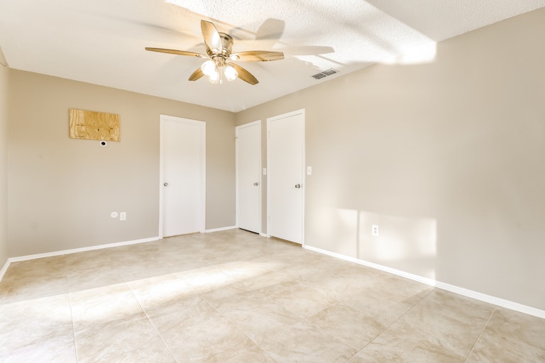 Photo 19 of 27 - 1195 Glowood Ave, Spring Hill, FL 34609
