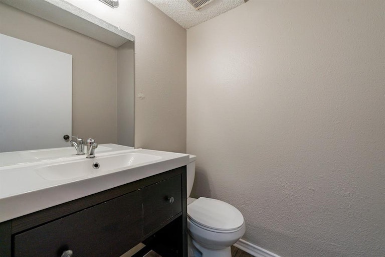 Photo 11 of 32 - 5843 Village Forest Ct, Houston, TX 77092