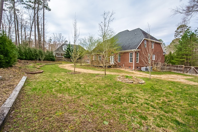 Photo 4 of 28 - 1804 Blackstone Dr, Durham, NC 27712