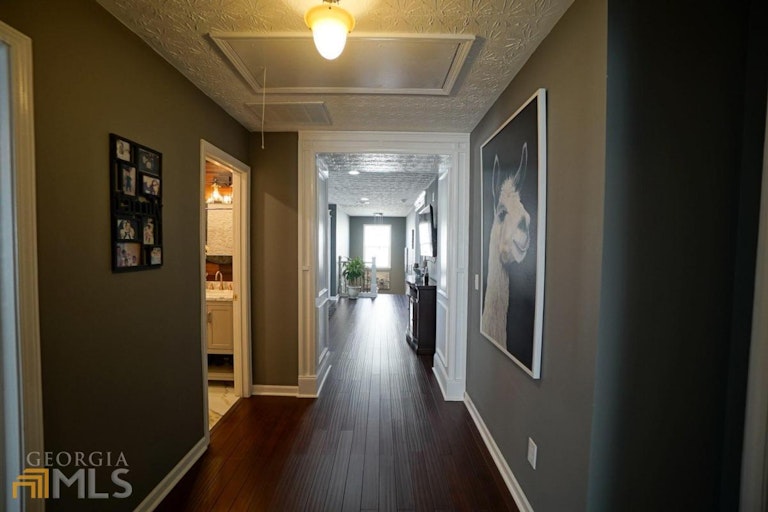 Photo 17 of 28 - 6111 Sparkling Cove Ln, Buford, GA 30518