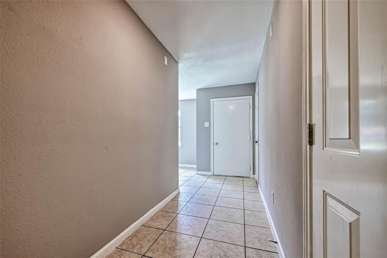 Photo 5 of 32 - 8638 Valley Flag Dr, Houston, TX 77078