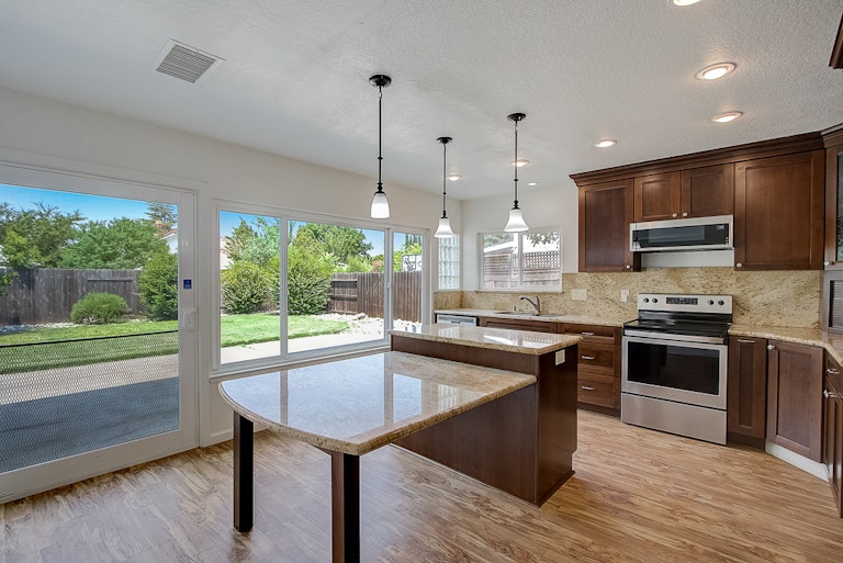 Photo 24 of 44 - 8017 Stone Canyon Cir, Citrus Heights, CA 95610