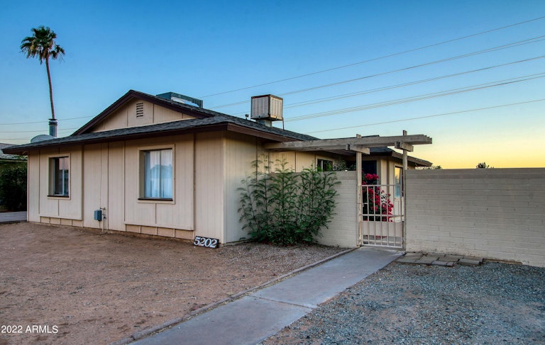 Photo 5 of 41 - 5202 S 46th Pl, Phoenix, AZ 85040