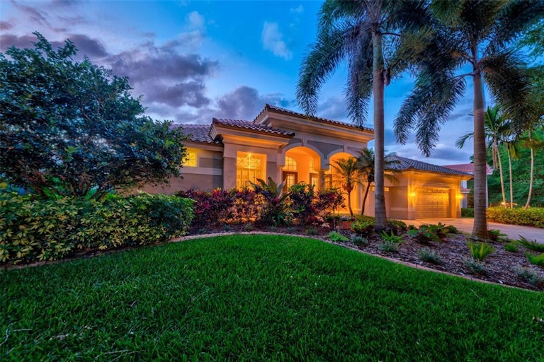 Photo 2 of 54 - 2107 Pinnacle Cir S, Palm Harbor, FL 34684