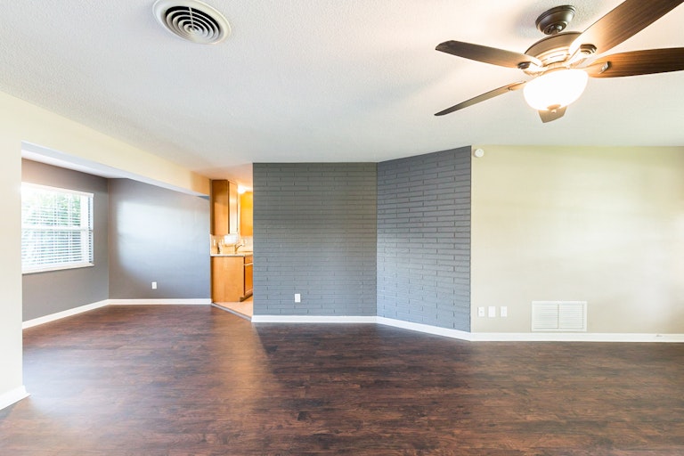 Photo 7 of 16 - 2041 McKinley St, Clearwater, FL 33765