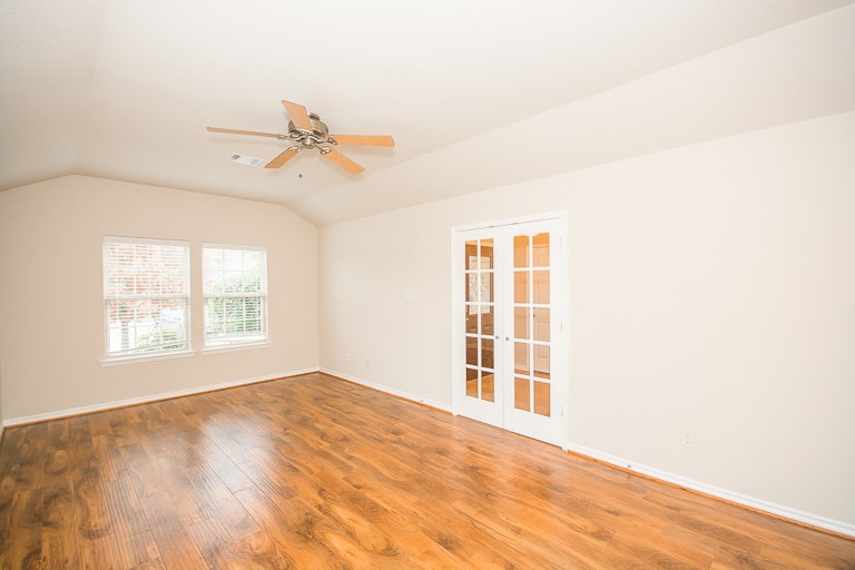 Photo 2 of 27 - 6076 Cedar Glen Dr, Grand Prairie, TX 75052