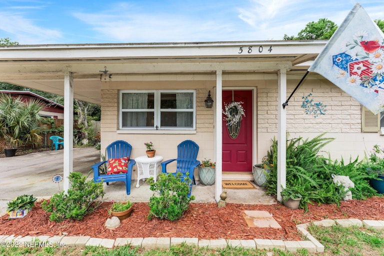 Photo 3 of 27 - 5804 Rover Dr, Jacksonville, FL 32244