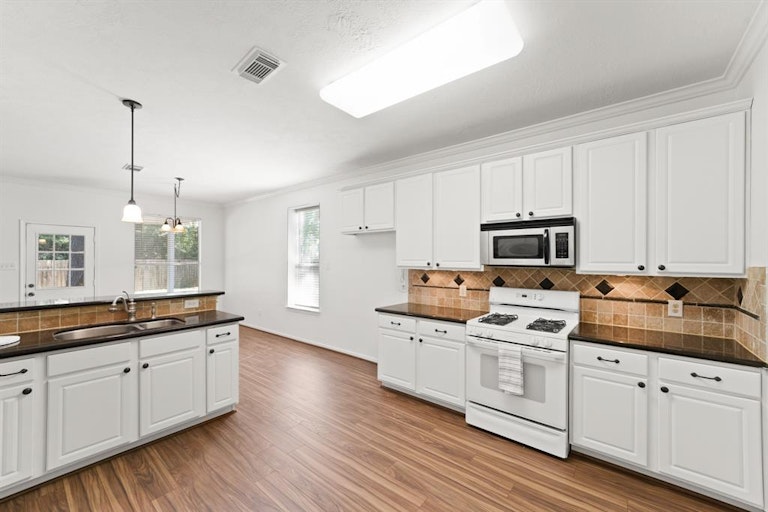 Photo 10 of 26 - 18115 Polo Meadow Dr, Humble, TX 77346