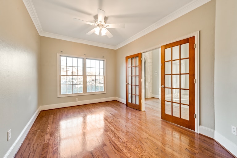 Photo 12 of 31 - 3612 Amber Hills Dr, Dallas, TX 75287