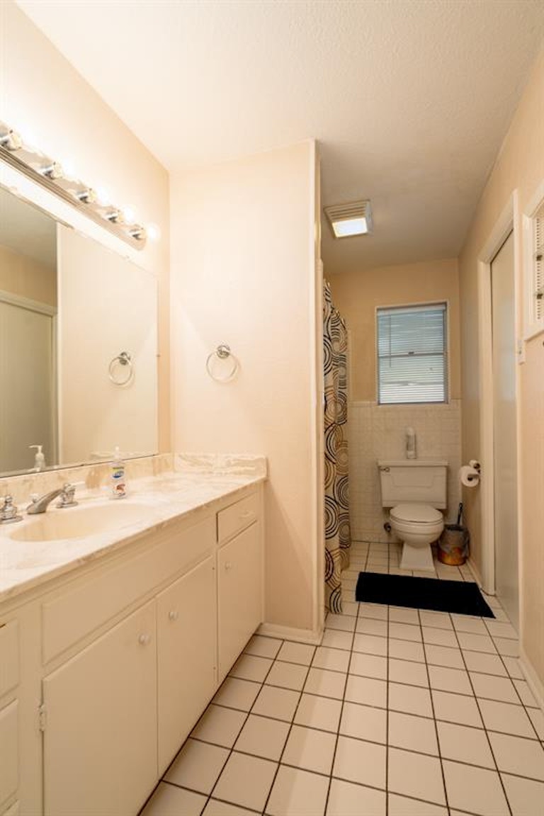 Photo 12 of 21 - 2020 Rockmoor Dr, Fort Worth, TX 76134