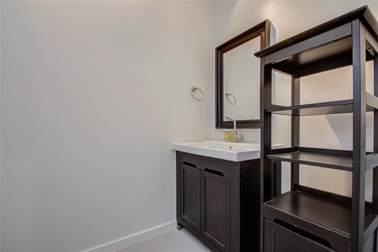 Photo 4 of 49 - 2911 Helena St, Houston, TX 77006