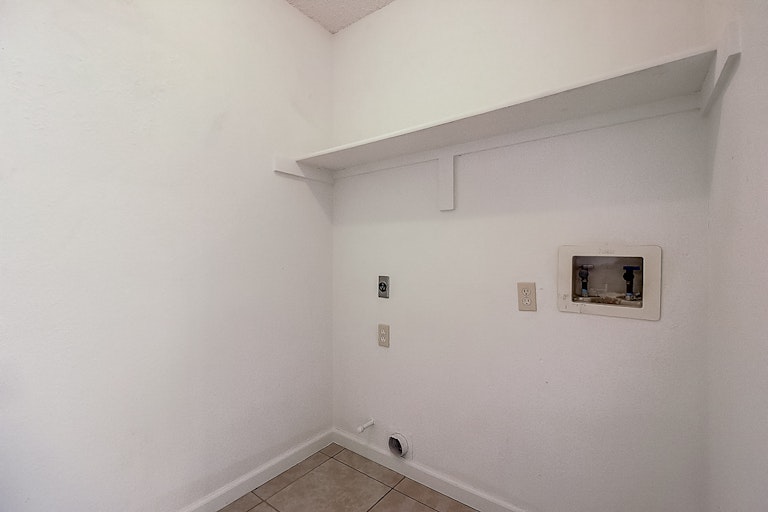 Photo 27 of 37 - 9032 Elbe Trl, Fort Worth, TX 76118