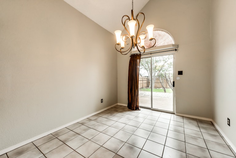 Photo 8 of 23 - 1105 Cherrytree Dr, Arlington, TX 76001