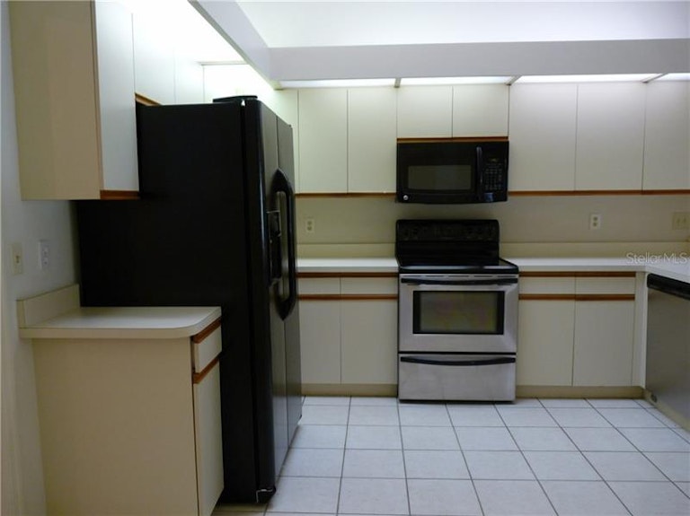 Photo 5 of 12 - 6129 Nicole Dr, Sarasota, FL 34243