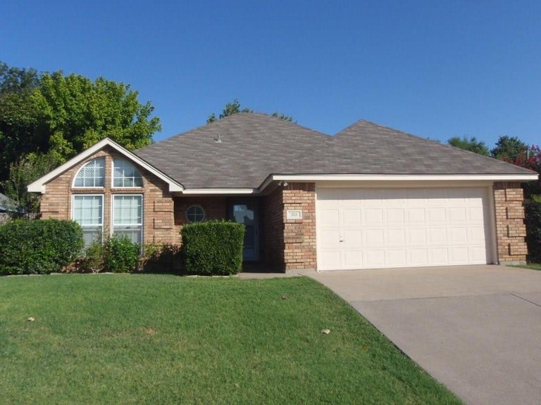 Photo 1 of 23 - 333 NE Alsbury Blvd, Burleson, TX 76028