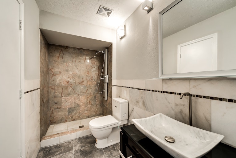 Photo 27 of 31 - 1115 Derbyshire Pl, Carrollton, TX 75007