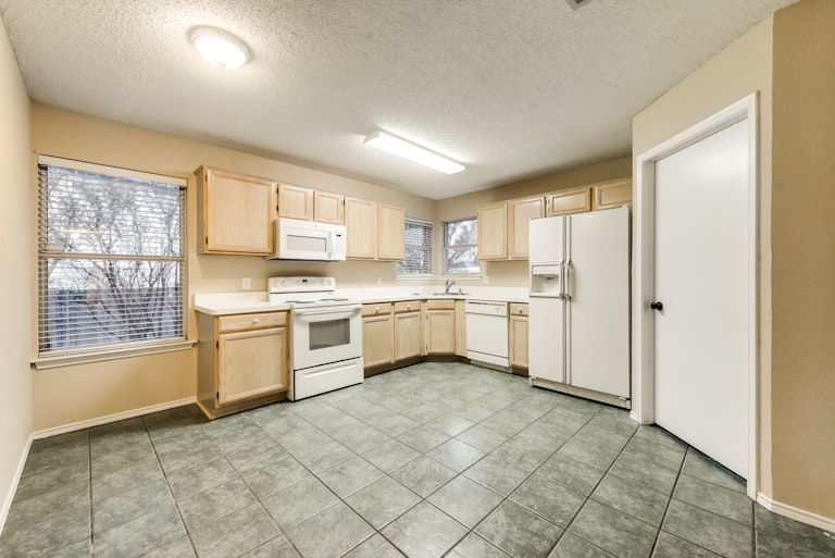 Photo 3 of 26 - 1820 Whispering Cove Trl, Fort Worth, TX 76134