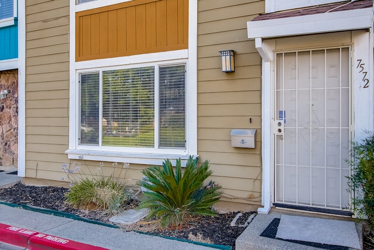 Photo 14 of 39 - 7572 Burgoyne Ln, Sacramento, CA 95823