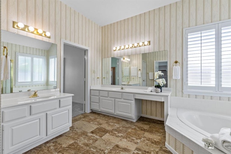 Photo 24 of 40 - 13803 Round Oak Ct, Houston, TX 77059