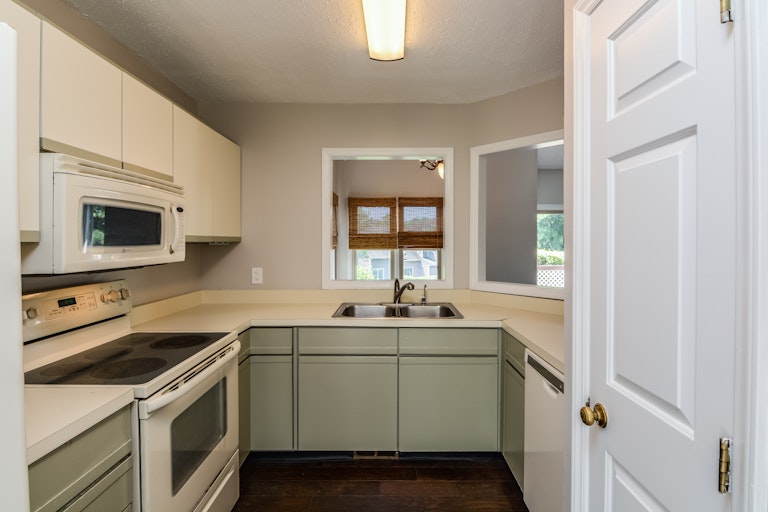 Photo 5 of 13 - 9 Hearthwood Cir, Durham, NC 27713
