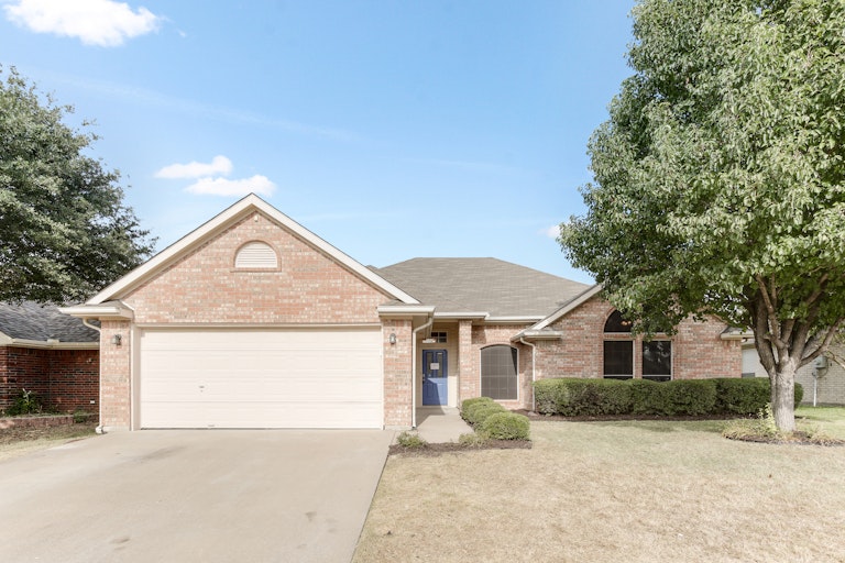 Photo 1 of 25 - 7428 Amber Dr, Watauga, TX 76148