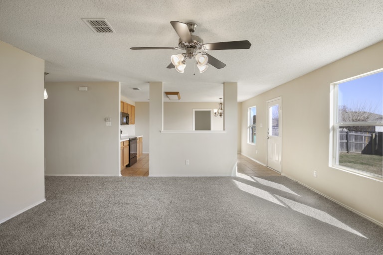 Photo 17 of 30 - 6904 Meadow Way Ln, Fort Worth, TX 76179