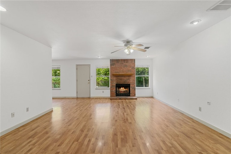 Photo 3 of 30 - 8801 Piney Creek Bnd, Austin, TX 78745