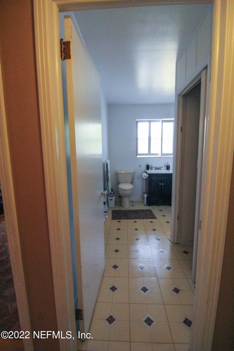 Photo 15 of 25 - 7601 Wycombe Dr N, Jacksonville, FL 32277
