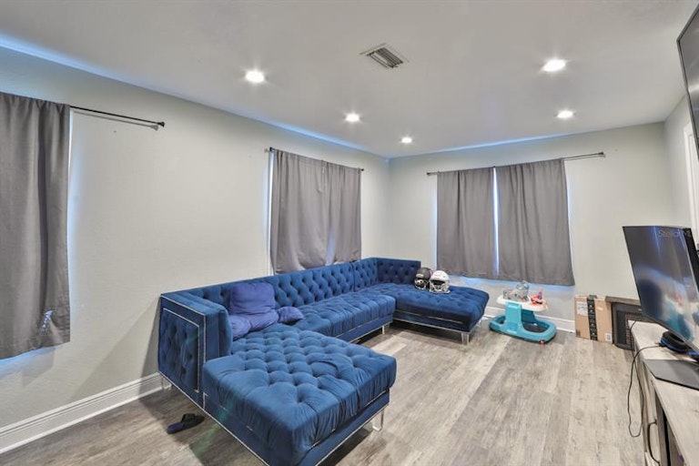Photo 6 of 25 - 1138 Belleair Rd, Clearwater, FL 33756