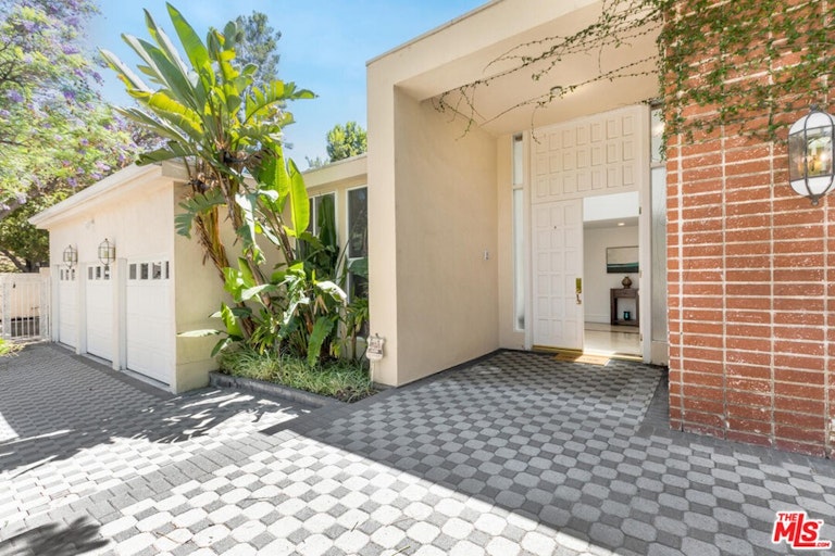 Photo 3 of 43 - 18060 Lake Encino Dr, Encino, CA 91316