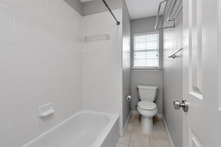 Photo 31 of 40 - 215 Durango Dr, Roanoke, TX 76262