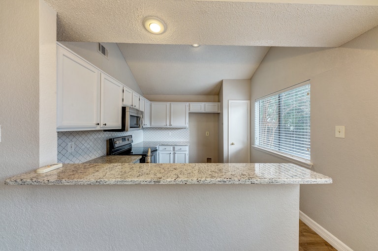 Photo 7 of 21 - 6401 Mercedes Dr, Arlington, TX 76001