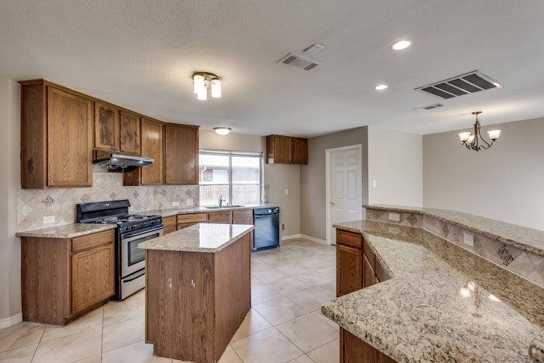 Photo 16 of 33 - 3205 Grenada Dr, Plano, TX 75074