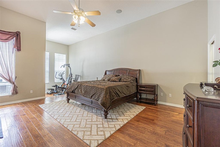 Photo 17 of 36 - 1462 Kensington Woods Dr, Lutz, FL 33549