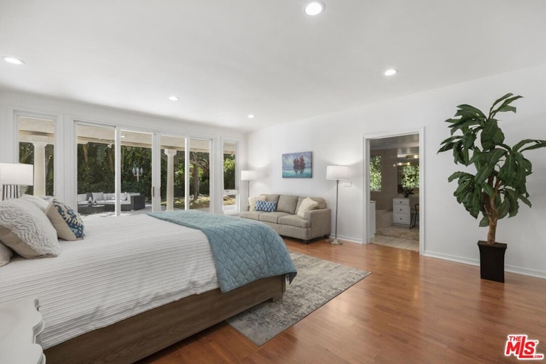 Photo 22 of 43 - 18060 Lake Encino Dr, Encino, CA 91316
