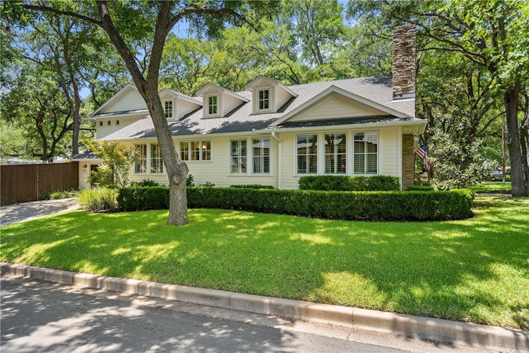 Photo 12 of 39 - 2901 Clearview Dr, Austin, TX 78703