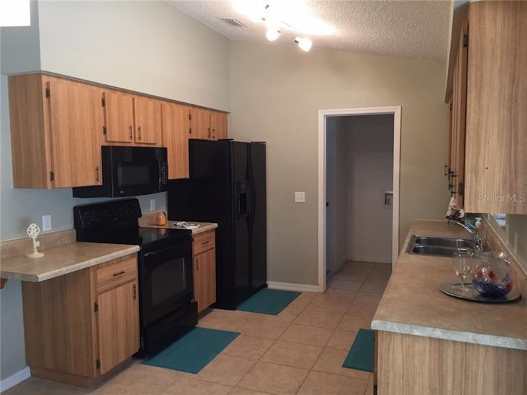 Photo 11 of 24 - 618 First Ave, Lady Lake, FL 32159